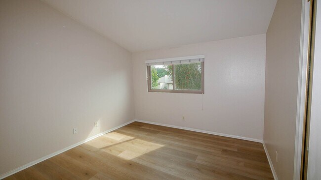 Building Photo - Updated 4BR Townhome in La Jolla Shores He...