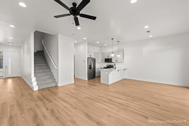 Building Photo - "Beautiful pet friendly 3-Bedroom, 2.5 Bat...