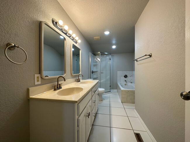 Building Photo - Gorgeous Remodeled Home - 2 Bed, 1 Bath, 1...