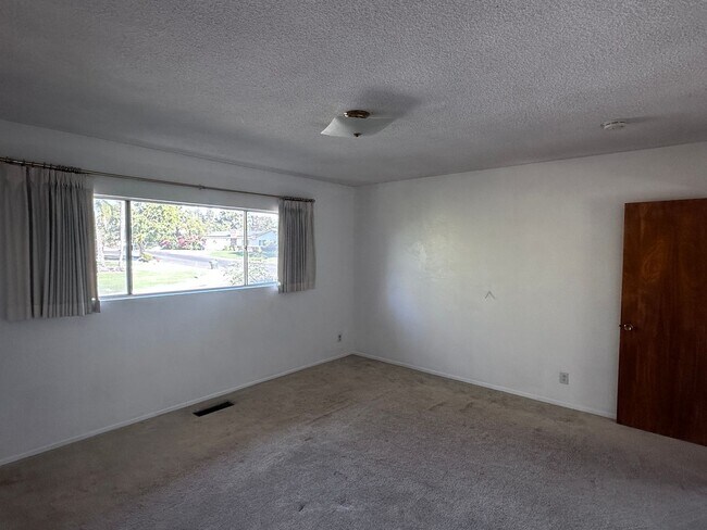 Building Photo - HOUSE