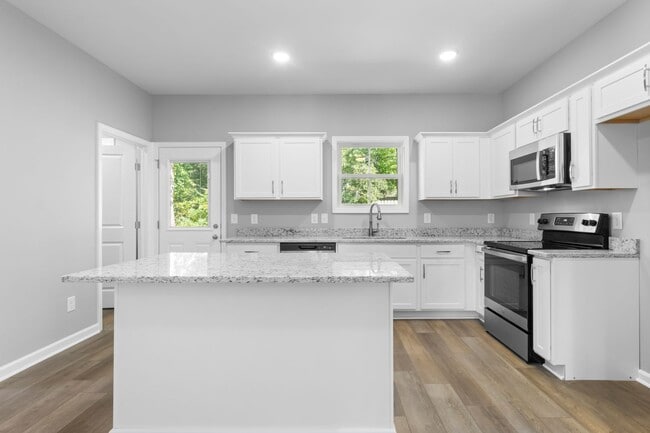 Building Photo - Close to Downtown! Home with 3 Bedrooms an...
