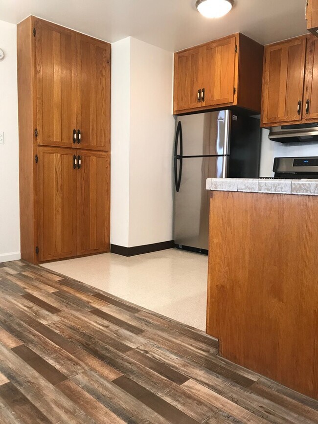 Building Photo - Gorgeous 1+1  in Glendale - Close to Eagle...