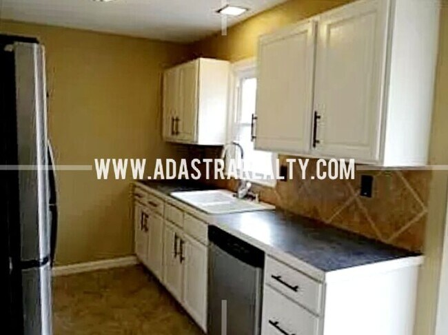 Building Photo - Affordable 3 Bedroom Ranch Home w/Finished Basement in KCMO-Available in AUGUST!!