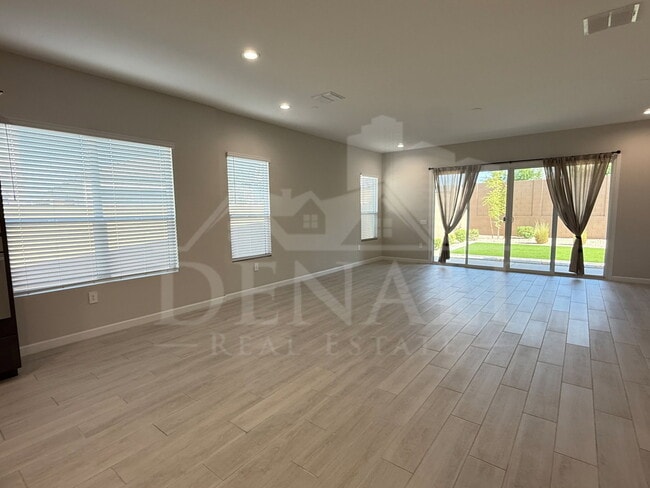 Building Photo - 6010 E Quail Ave