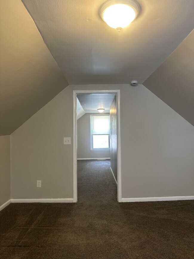 Building Photo - Three Bedroom, One Bathroom Home for rent ...