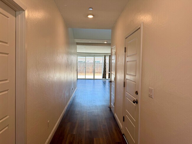 Building Photo - Spacious Next-Gen Lennar Home for Rent in the Clovis Unified School District