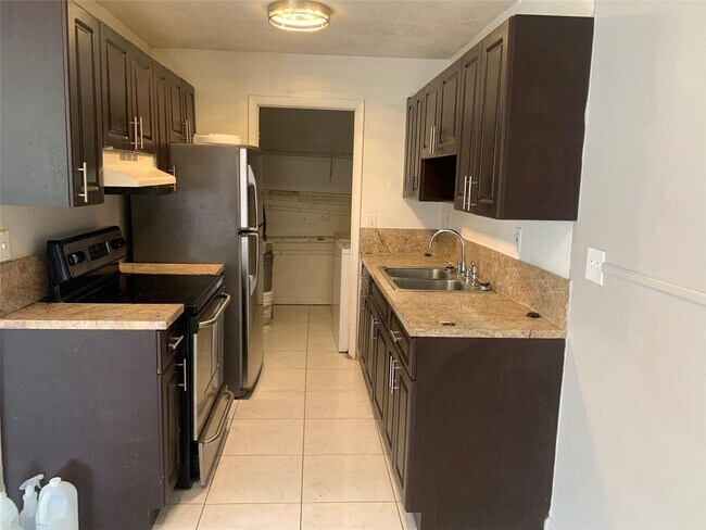 Primary Photo - 1010 SW 76th Ave