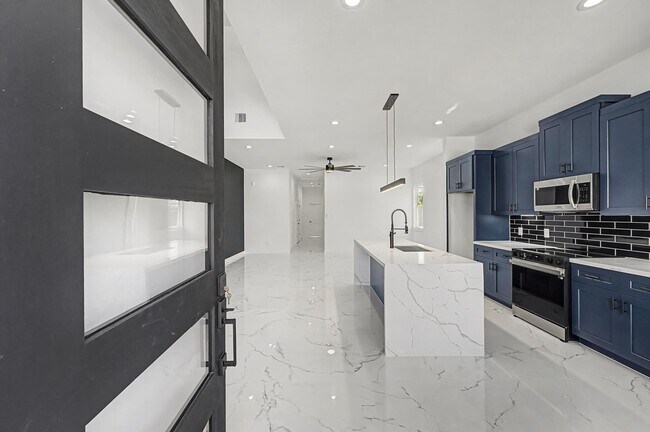 Building Photo - 5034 Pershing St