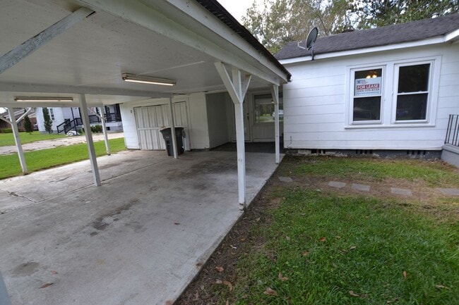 Building Photo - Updated, 3 bedroom, 2 bath home on treed lot in coveted Brownsfield Community