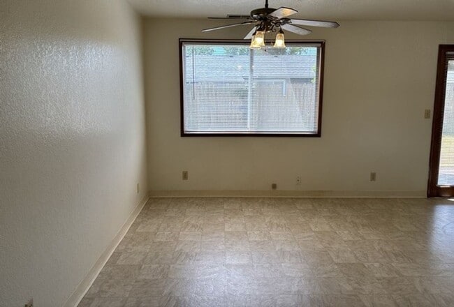 Building Photo - 3Bd/2Ba Single Story House - Available to View!
