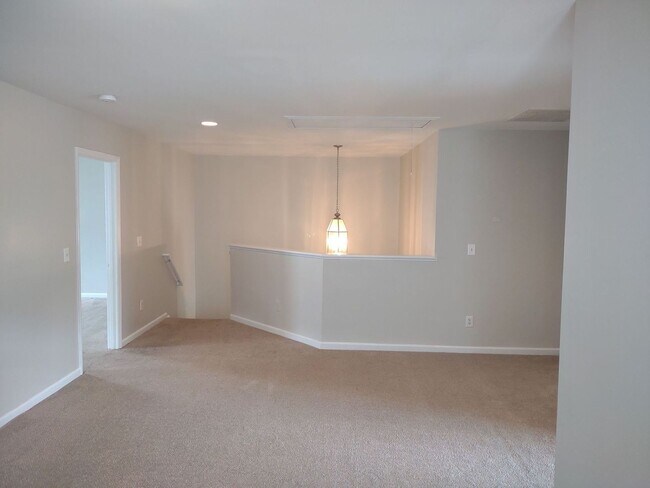 Building Photo - Beautiful 3 Bedroom, 2.5 Bath Home with Lo...
