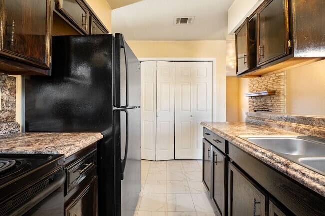 Building Photo - Charming 2 Bedroom, 2 Bath Duplex in a Prime South Austin Neighborhood