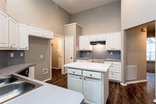 Building Photo - 923 Golden Grove Dr