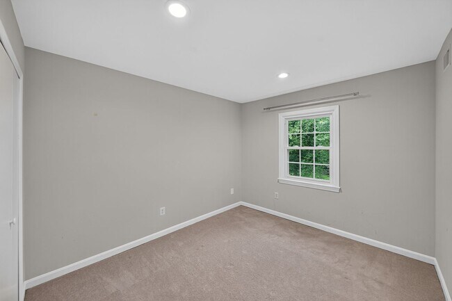 Building Photo - 3-level townhome in sought-after Sycamore Heights