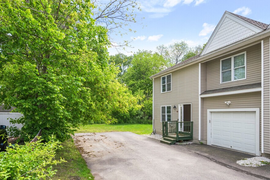 Entrance/Garage - 1 Eddy St