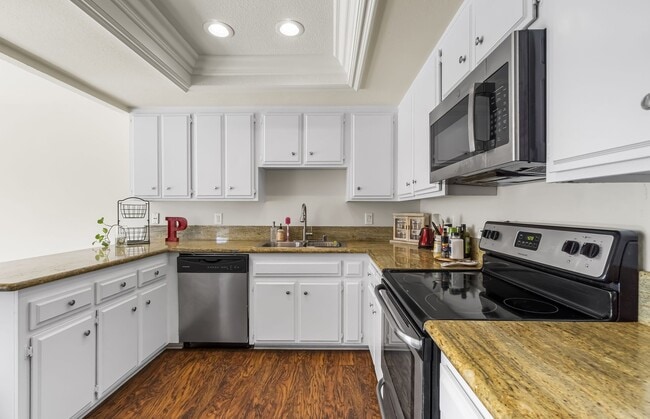 Building Photo - *Special Offer*Charming 4 Bedroom/2 Bath S...