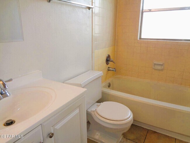 Building Photo - 3028 E Glen Dr