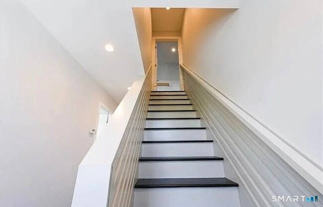 Building Photo - 24 Avery St