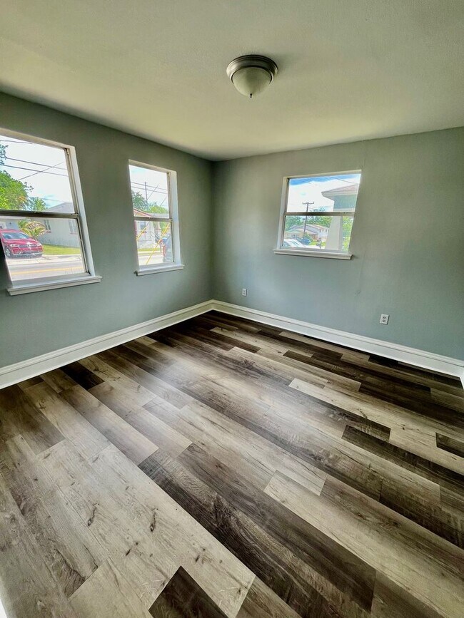 Building Photo - TOTALLY REMODELED Spacious 3BR/1BA Lakelan...