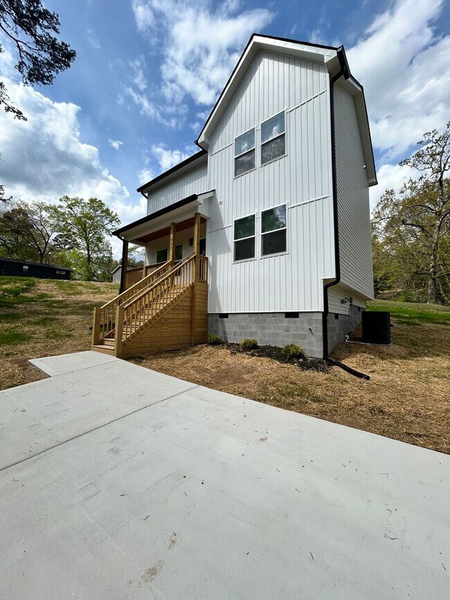 Building Photo - 1/2 OFF 1ST FULL MONTHS RENT! BRAND NEW Charming 3 Beds, 2.5 Baths in Hixson!