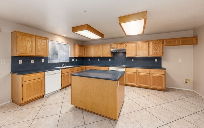 Building Photo - Spacious Home with Loft and Big Backyard