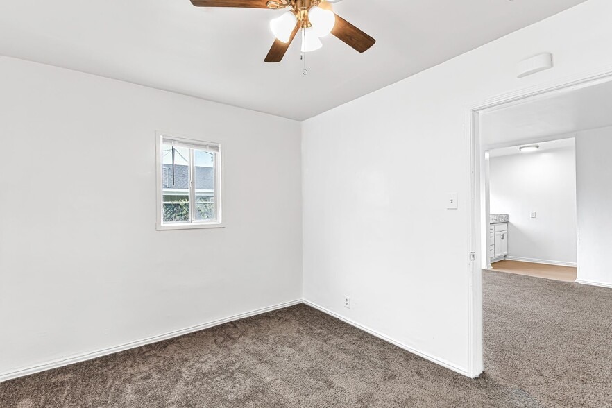 Building Photo - 530 W 9th St