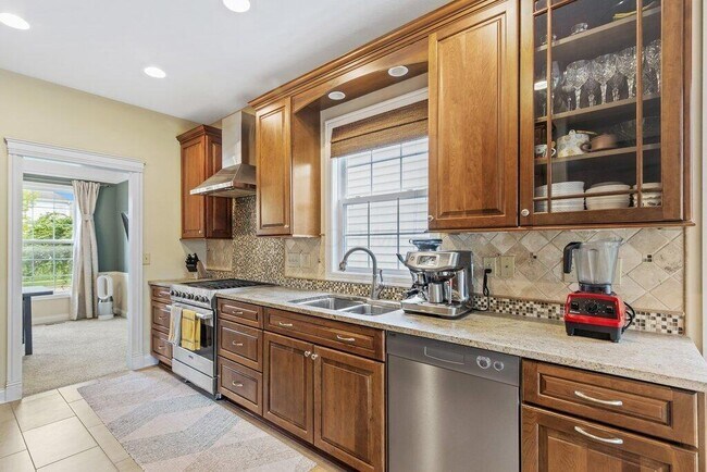 Building Photo - 5173 Claridge Dr