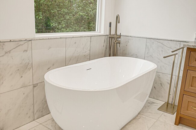 Building Photo - 2706 Tudor Manor