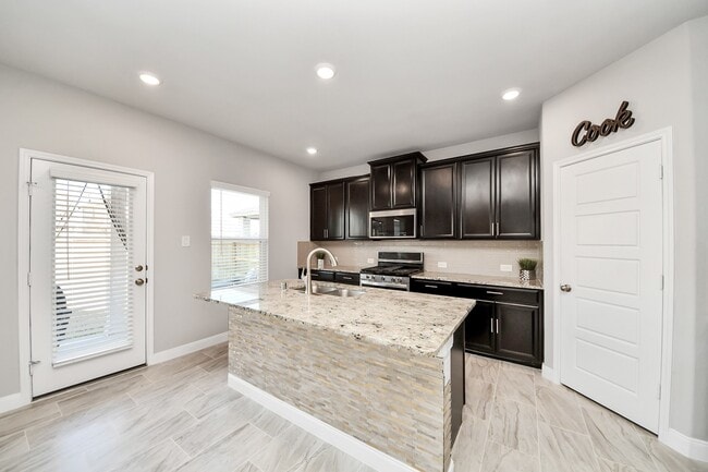 Building Photo - 4414 Silvergrass Ln