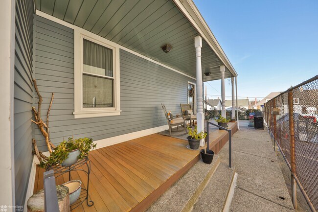 Side porch - 909 Washington St