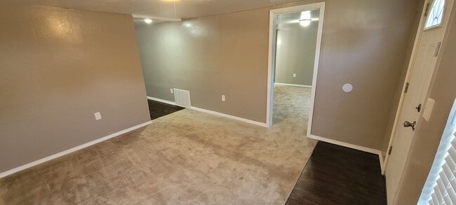 Building Photo - Cute 5 bedroom House