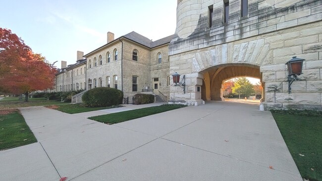 Primary Photo - 210 Leonard Wood S