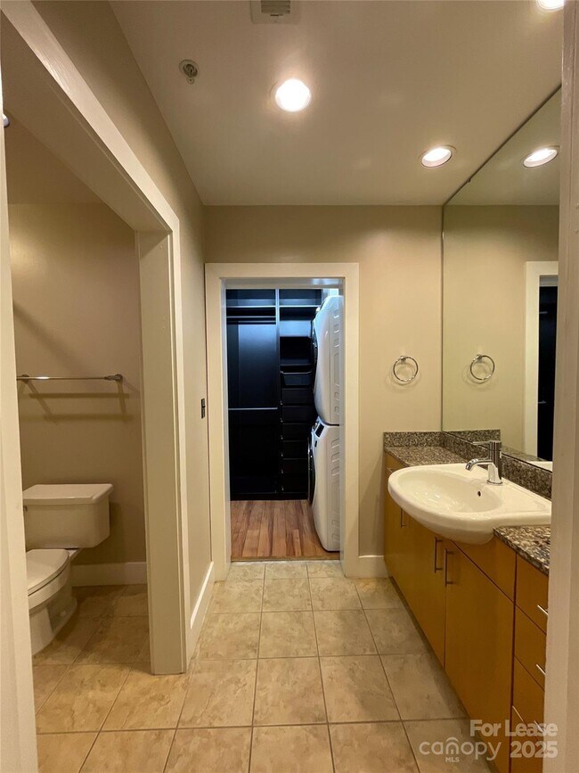 Building Photo - 505 E 6th St