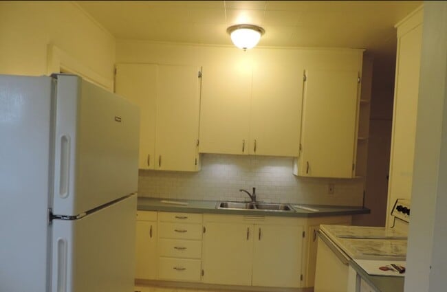 Building Photo - Application Pending - Two Bedroom Home in ...