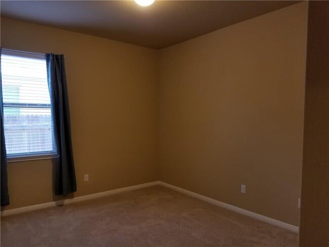 Building Photo - 743 Easton Dr