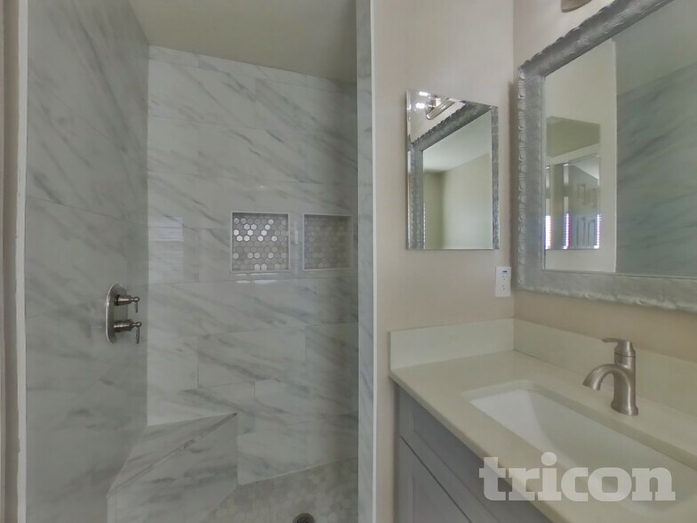 Building Photo - 10123 41st Ct E