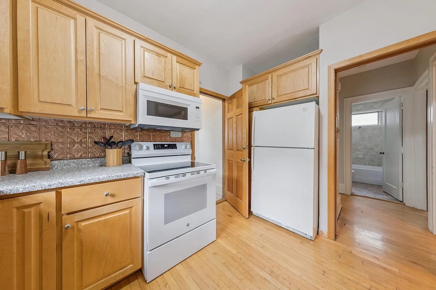 Kitchen - 1892 Lincoln Ave