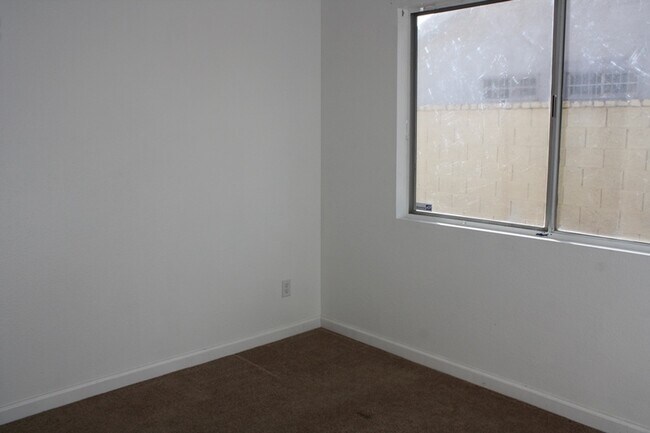 Building Photo - Fabulous 3 bedroom 2 bathroom Big Back Yard