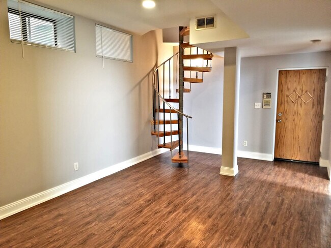 Building Photo - Three Bedroom Unit in South Shore