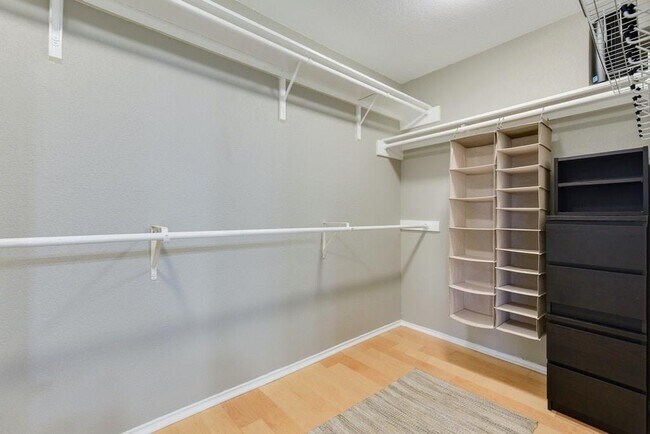 Building Photo - 4711 Spicewood Springs Rd