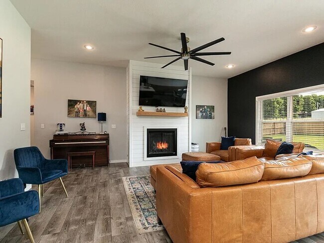 Building Photo - Your Dream Home Just Hit the Market – Don’t Miss Out!