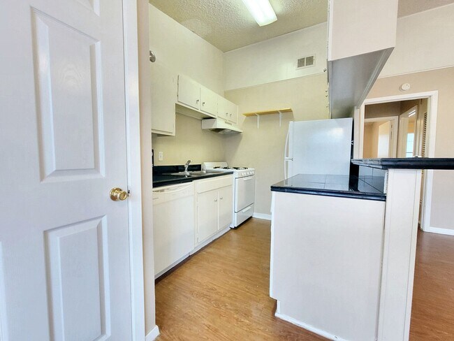 Building Photo - 618 W 51st St