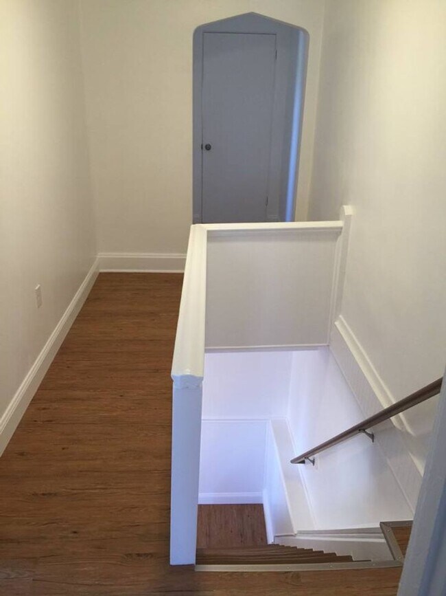 Building Photo - Beautiful South Side Renovation -- Conveni...