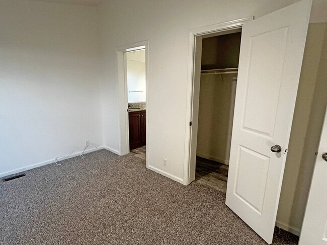 Building Photo - 21100 State St