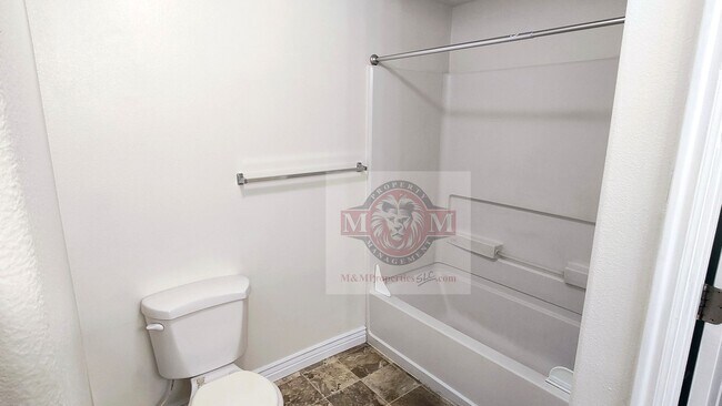 Building Photo - Great 3 Bed 2 Bath Sandy Condo!!