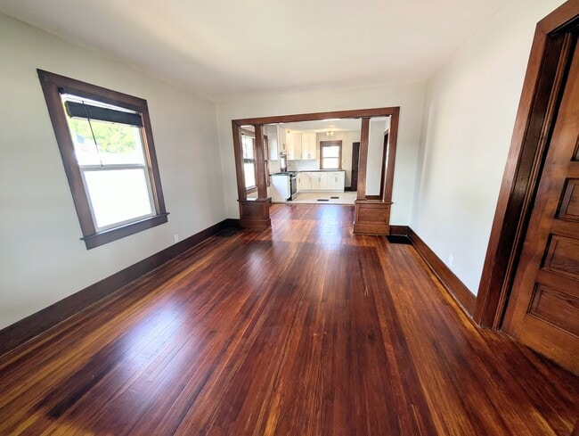 Building Photo - 307 5th Ave E