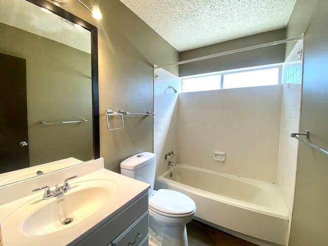 Building Photo - Modern Design 3 Bedroom 2 Bath