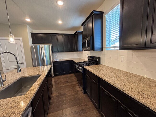 Building Photo - Elegant 3BR Townhome