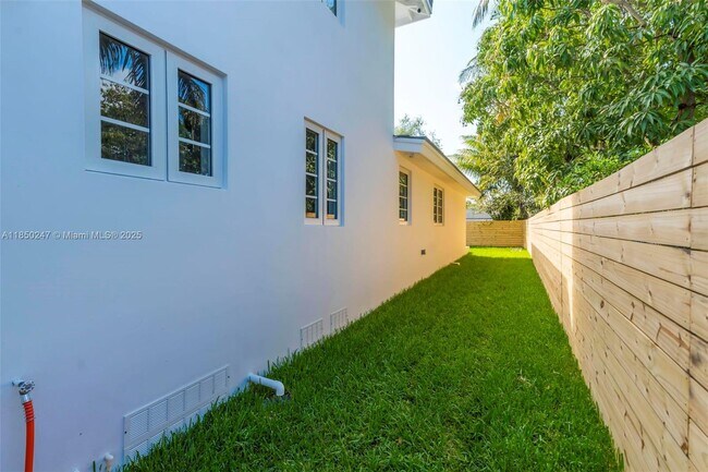 Building Photo - 524 NE 65th St