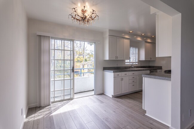 Building Photo - 631 Pacific St